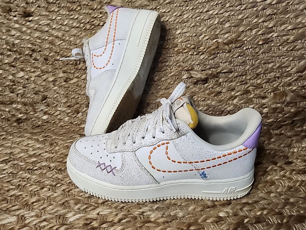 Nike AIR FORCE 1 Low '07 SE White Stitched Sneakers Shoes Women’s Size 7.5